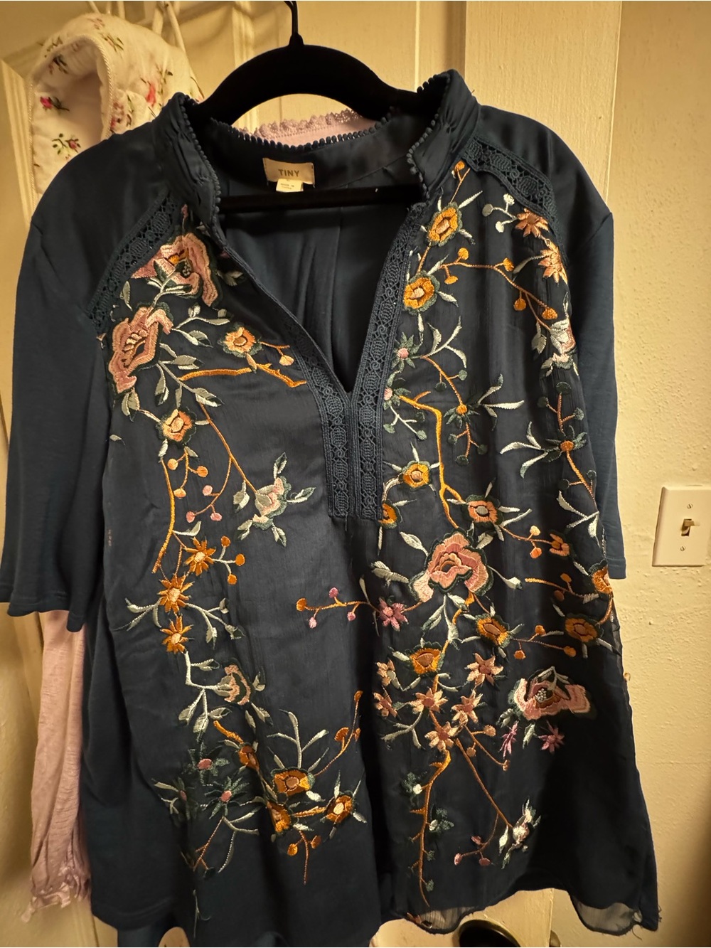 Embroidered split neck top Tiny L